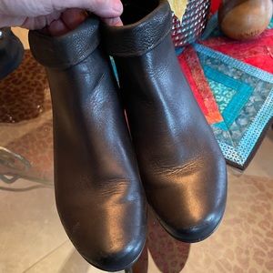 Ecco Black Leather short boots.  EUC Size 9